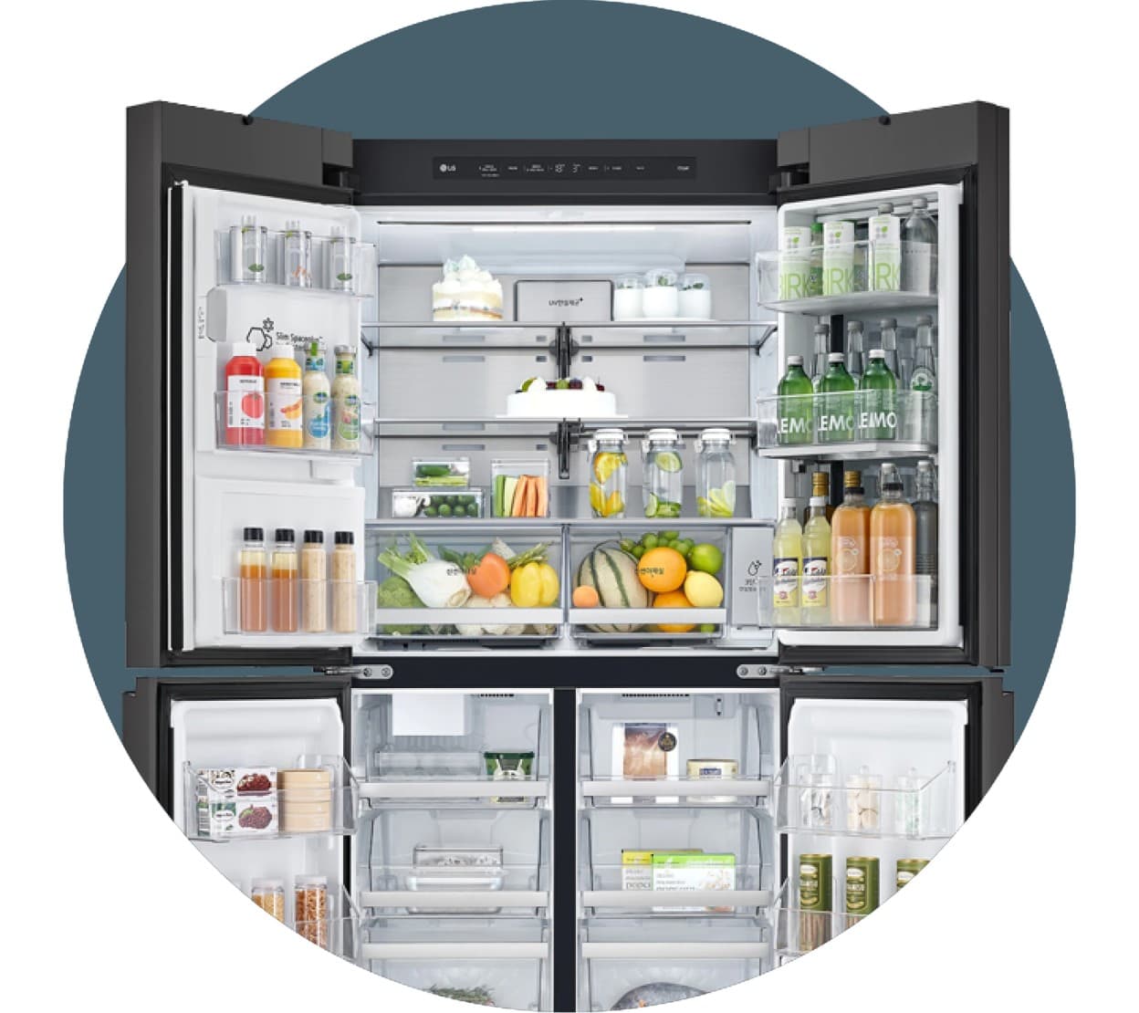 4도어 냉장고의 모든 문을 열어놓은 내부 수납 구조 - 상단 냉장실에 다양한 식재료가 정리되어 있고 하단 냉동실은 서랍식 구조